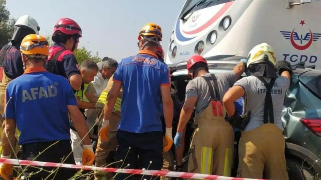Korkunç kaza: Yolcu treni otomobile çarptı: 3 ölü